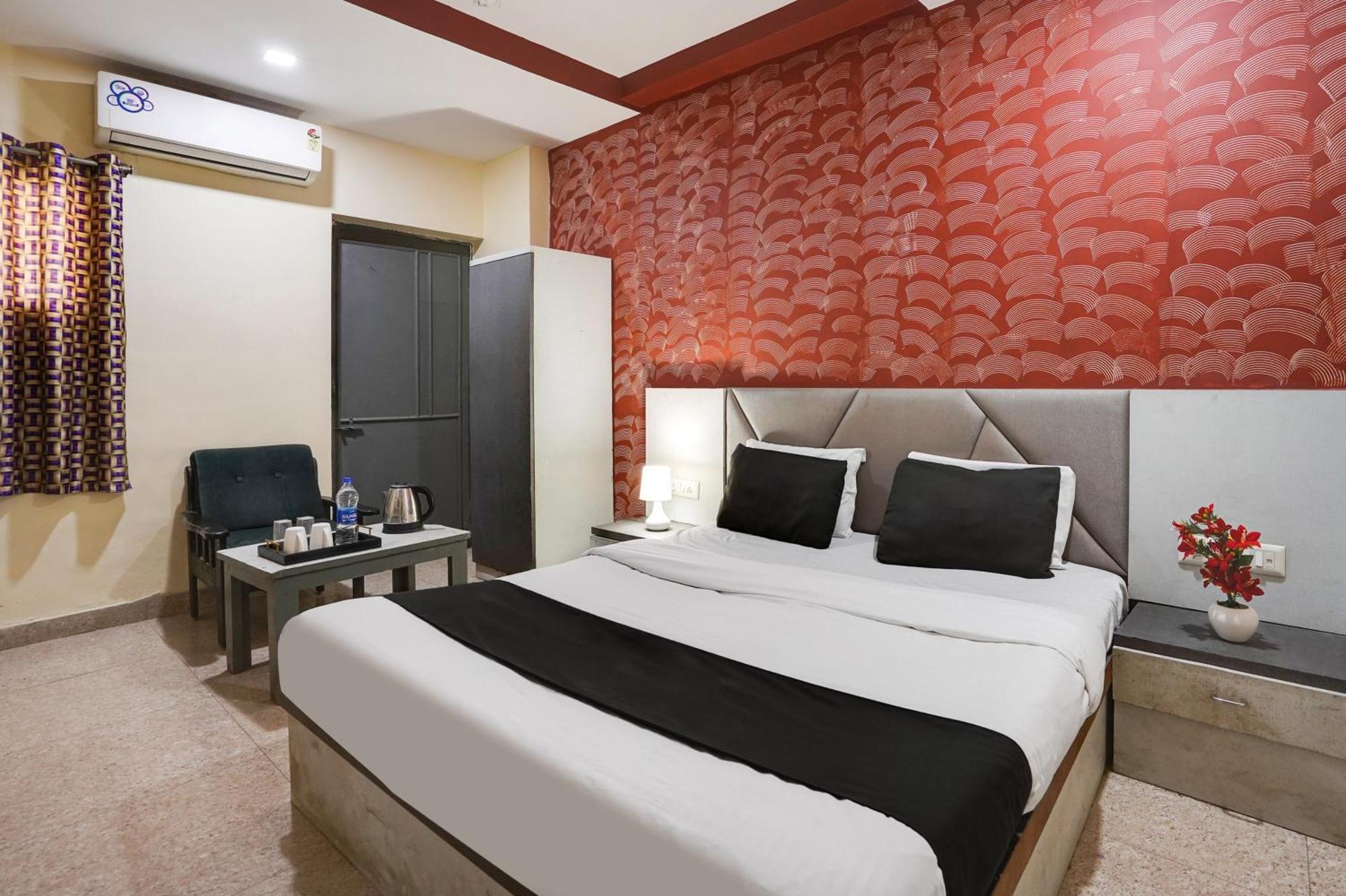 Hotel O Crystal อาเมดาบัด ภายนอก รูปภาพ