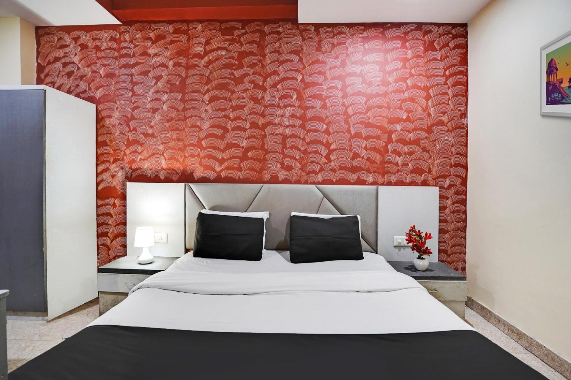 Hotel O Crystal อาเมดาบัด ภายนอก รูปภาพ