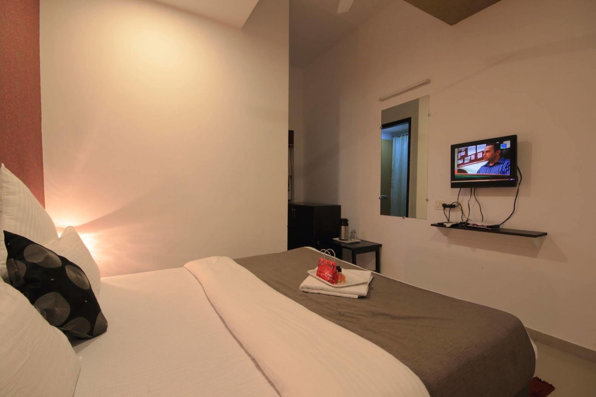 Hotel O Crystal อาเมดาบัด ภายนอก รูปภาพ