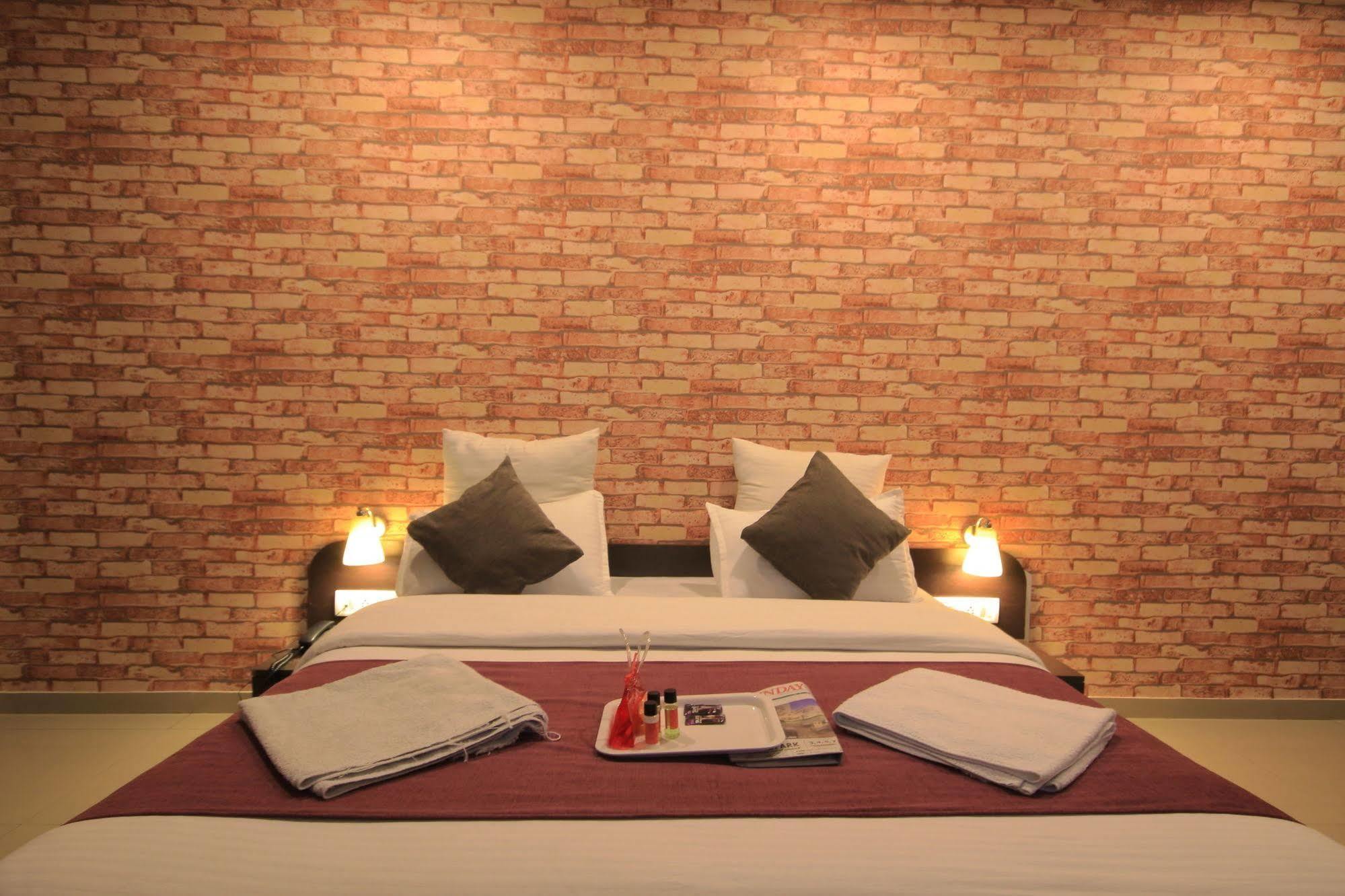 Hotel O Crystal อาเมดาบัด ภายนอก รูปภาพ